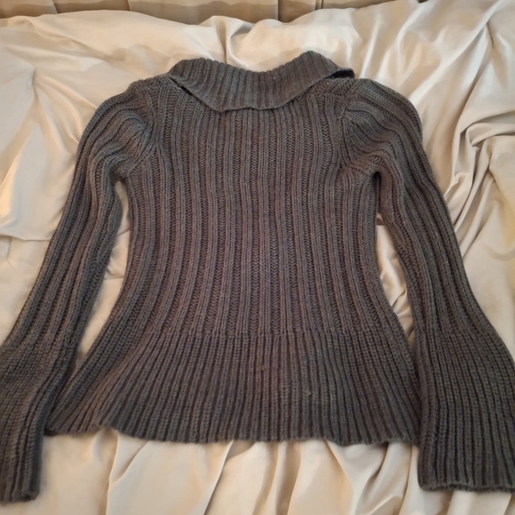 Questions Gray Women's Knit Sweater with Wooden Buttons - Picture 4 of 5